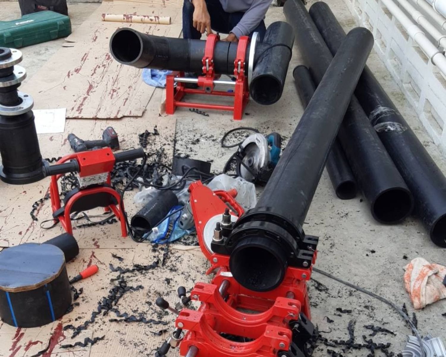ตัดปลายท่อ HDPE เรียบ วางในโครงเครื่องเชื่อม