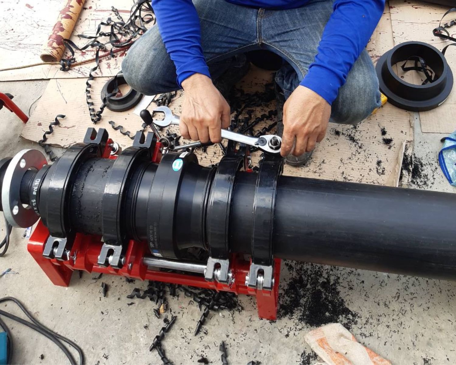 ช่างเชื่อมท่อ HDPE รอระยะเวลา Cooling ให้รอยเชื่อมเย็น หน้างานโรงงานอาหาร