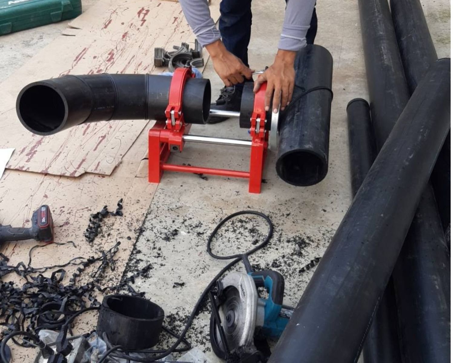 ช่างกำลัง เชื่อมข้องอ HDPE กับ สามทาง HDPE