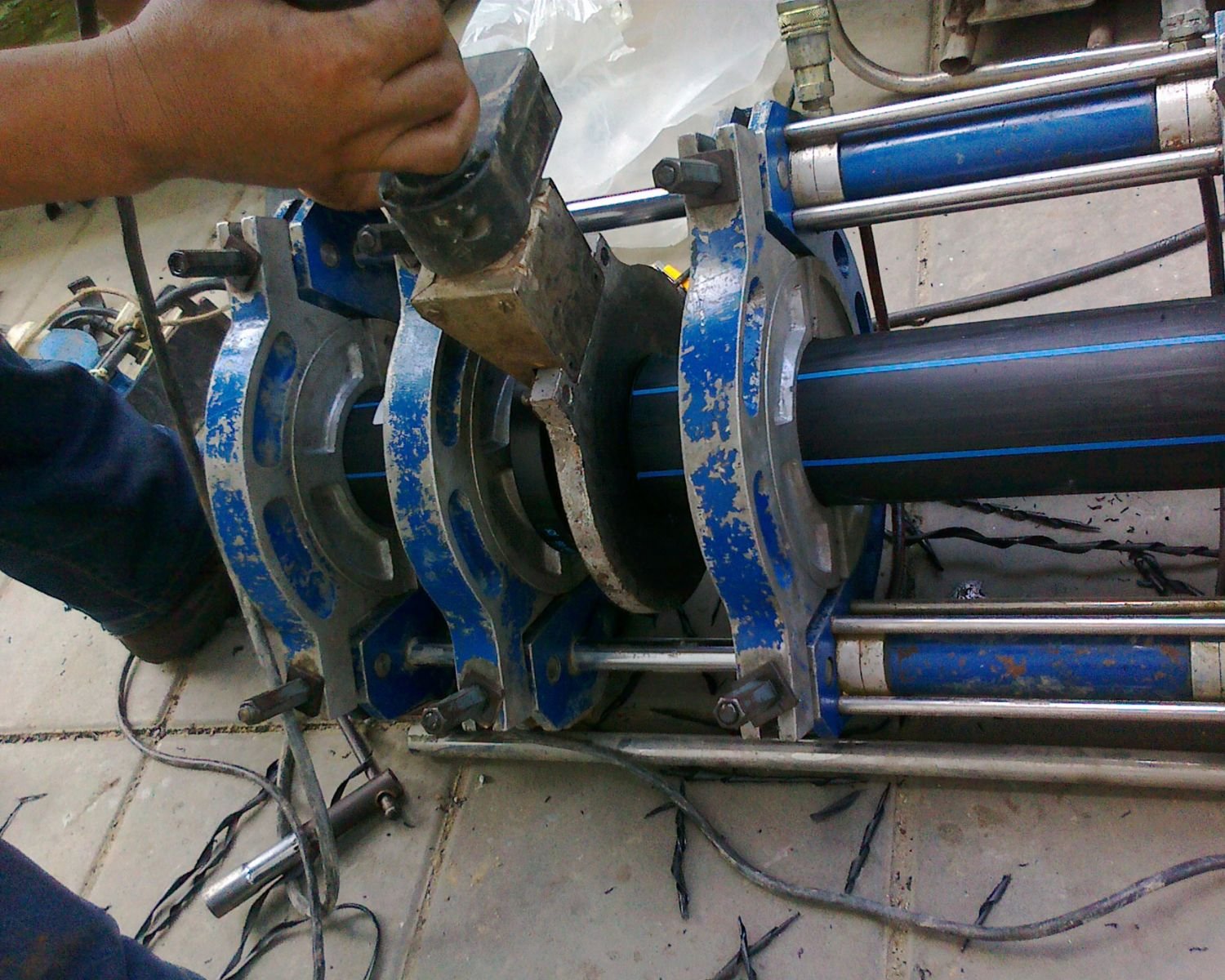 ท่อ HDPE เชื่อมชนด้วยแผ่น Heater plate ดึงแผ่นออกเมื่อได้ระยะเวลาตามมาตรฐาน